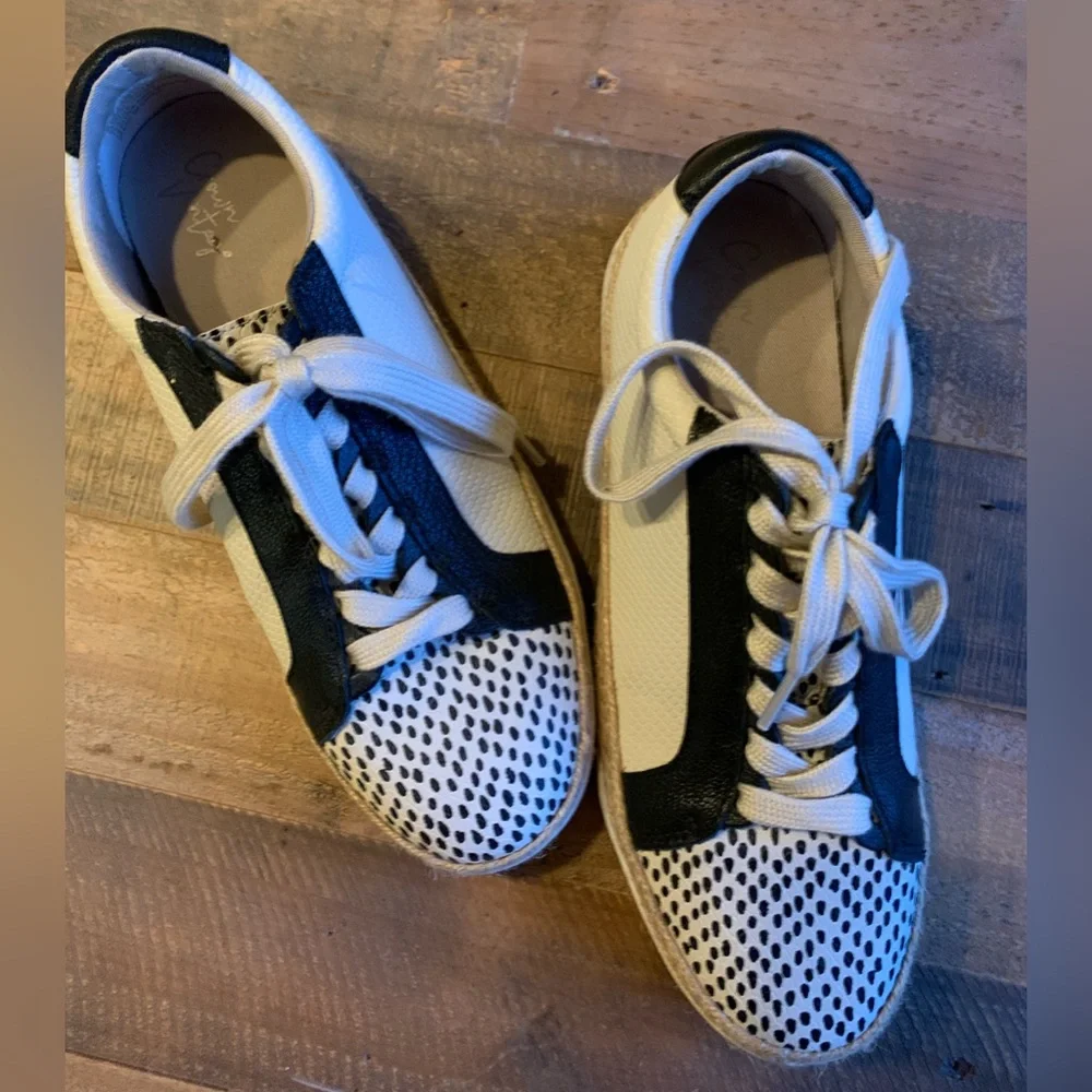 EUC! Fashion sneakers/Size 8 - Picture 2 of 4